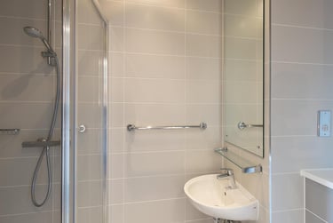 1 bed studio, Notte Street, The Hoe, Plymouth, PL12RQ - Image 2